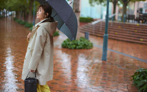 気分の上がるファッショナブルな「レインコート」が、雨の日のおしゃれを救う！